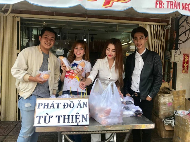 Bận bịu với công việc kinh doanh song thỉnh thoảng Trần Ngọc Ánh cũng tổ chức, tham gia các buổi từ thiện cùng bạn bè.