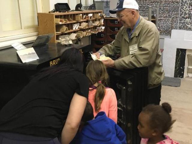 Thế giới - Canada: Két sắt 40 năm không ai mở được, du khách thành công ngay lần đầu tiên