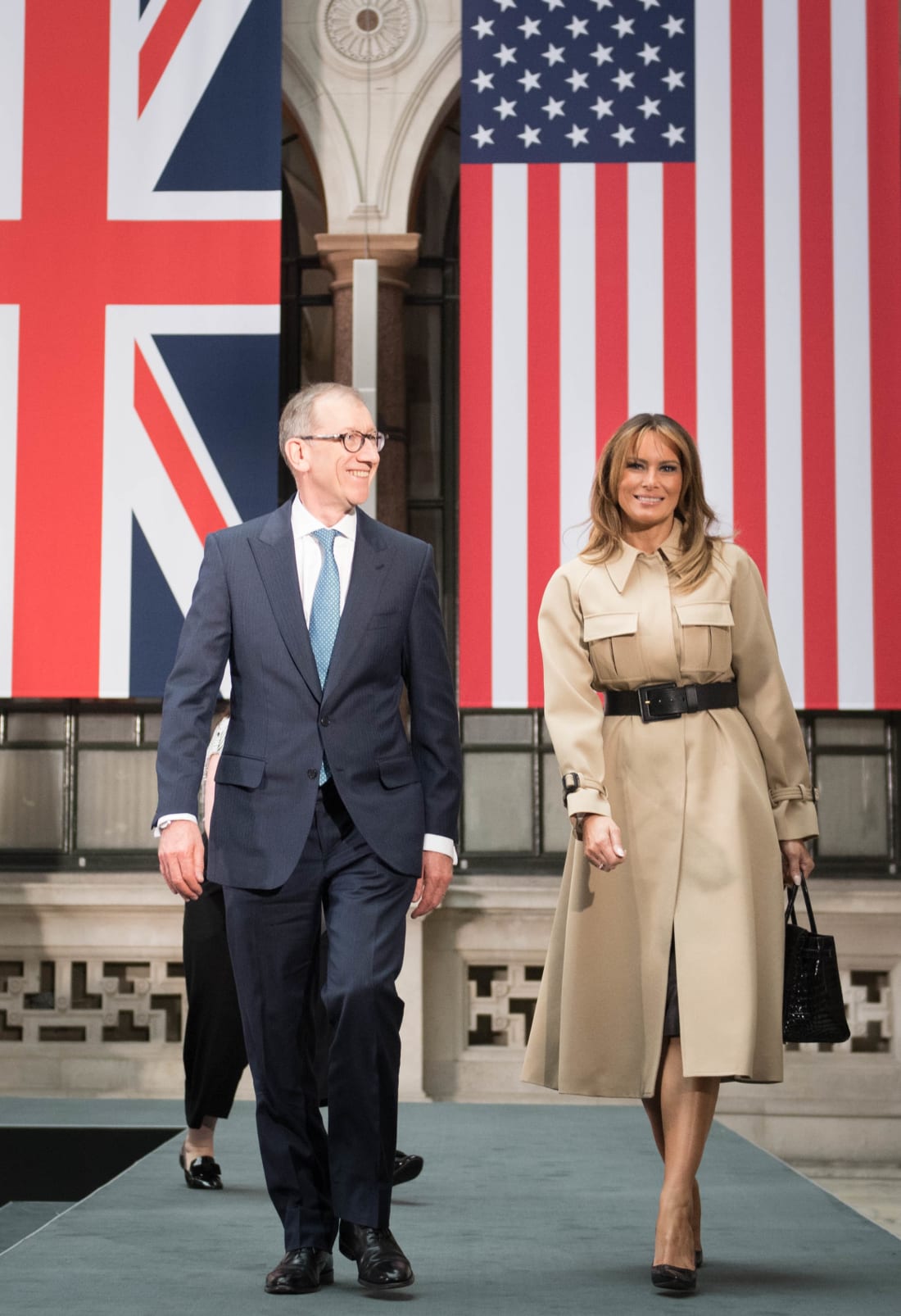 Ấn tượng trang phục sang trọng phu nhân và con Tổng thống Trump mặc khi tới Anh - 6