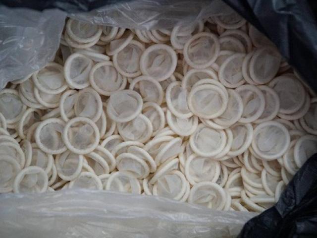 Thị trường - Tiêu dùng - Ớn lạnh với hàng đống bao cao su giả ở TP HCM