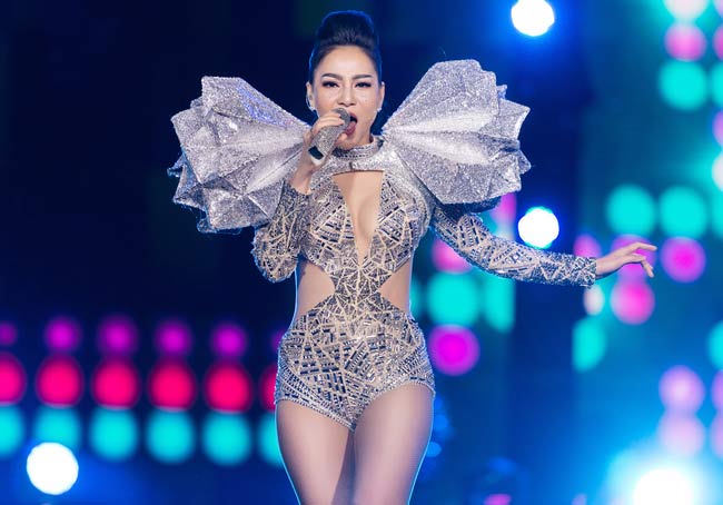 Ở tuổi tứ tuần, Thu Minh vẫn đủ quyến rũ để diện những thiết kế đồ diễn lấy cảm hứng từ đồ bơi gợi cảm tuyệt đối.