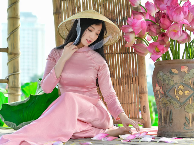 Bạn trẻ - Cuộc sống - Chẳng cần khoe lưng trần eo nõn, thiếu nữ vẫn đẹp ngây ngất bên sen