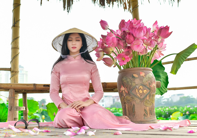 Mới đây, bộ ảnh thiếu nữ bên sen đầu mùa của nhiếp ảnh gia Lê Xuân Bách thu hút sự chú ý của dân mạng.&nbsp;