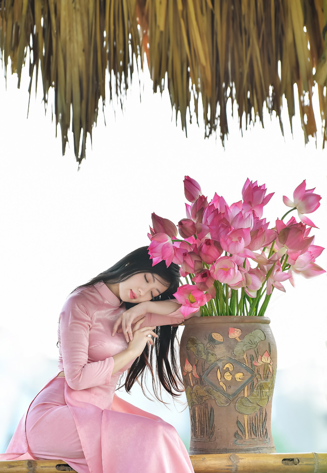 Thay vì chọn áo yếm như nhều cô gái khác, Thanh Huyền lại diện áo dài và áo bà ba khi chụp ảnh với sen.&nbsp;