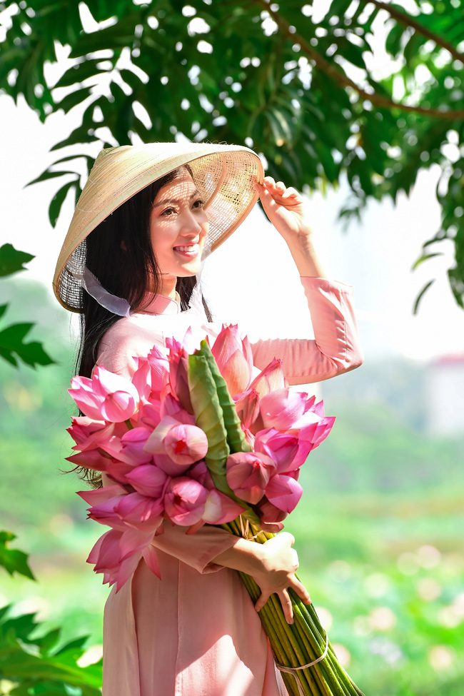Thanh Huyền chọn áo dài thay vì áo yếm là bởi, cô yêu áo dài Việt Nam.&nbsp;