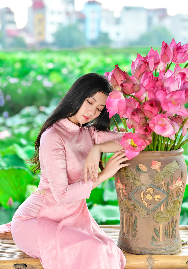 &#34;Cả thiếu nữ áo hồng và hoa sen đều xinh đẹp, e ấp trong nắng sớm. Mình muốn tạo ra được bức tranh ấy&#34;, Huyền nói.&nbsp;