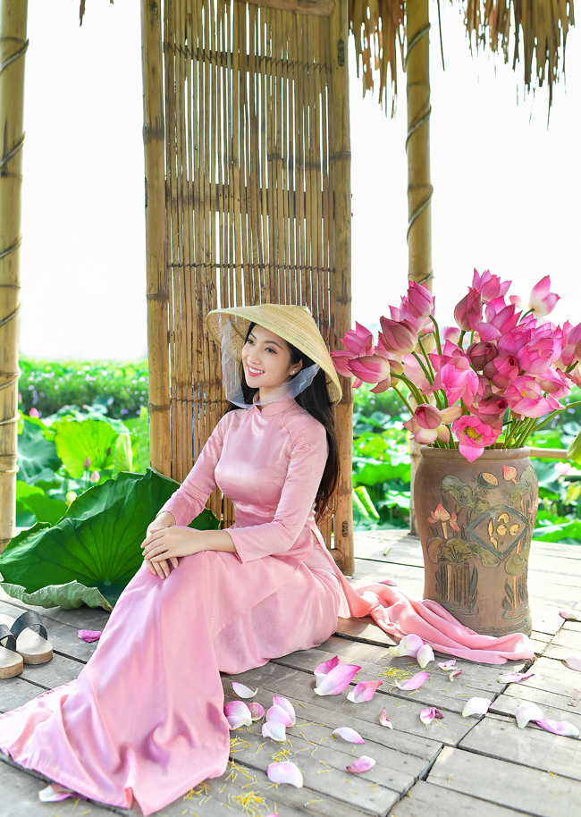 Cô muốn lưu giữ vẻ đẹp xuân thì của mình bên loài hoa cao quý.&nbsp;