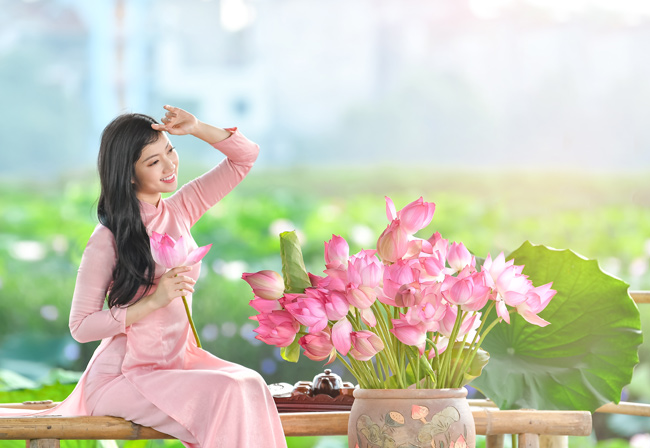 &#34;Áo dài vừa dịu dàng, vừa tôn lên nét đẹp của người con gái. Đối với mình, áo dài luôn là cái gì đó kín đáo nhưng vẫn muôn phần gợi mở&#34;, Thanh Huyền chia sẻ.