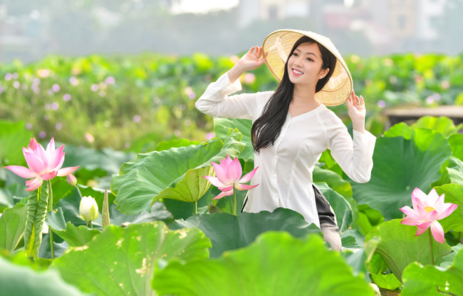 Hơn nữa, nếu buông lơi dây yếm, khoe vẻ gợi cảm quá mức khi chụp ảnh cùng sen là không phù hợp.&nbsp;