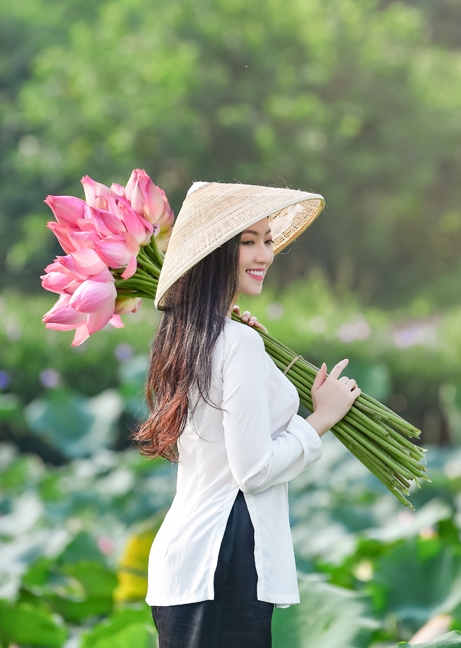Thanh Huyền cho rằng, hoa sen là loài hoa rất đỗi thanh tao nên khi chụp với sen thiếu nữ chẳng cần khoe lưng trần, eo nõn vẫn rất đẹp.&nbsp;