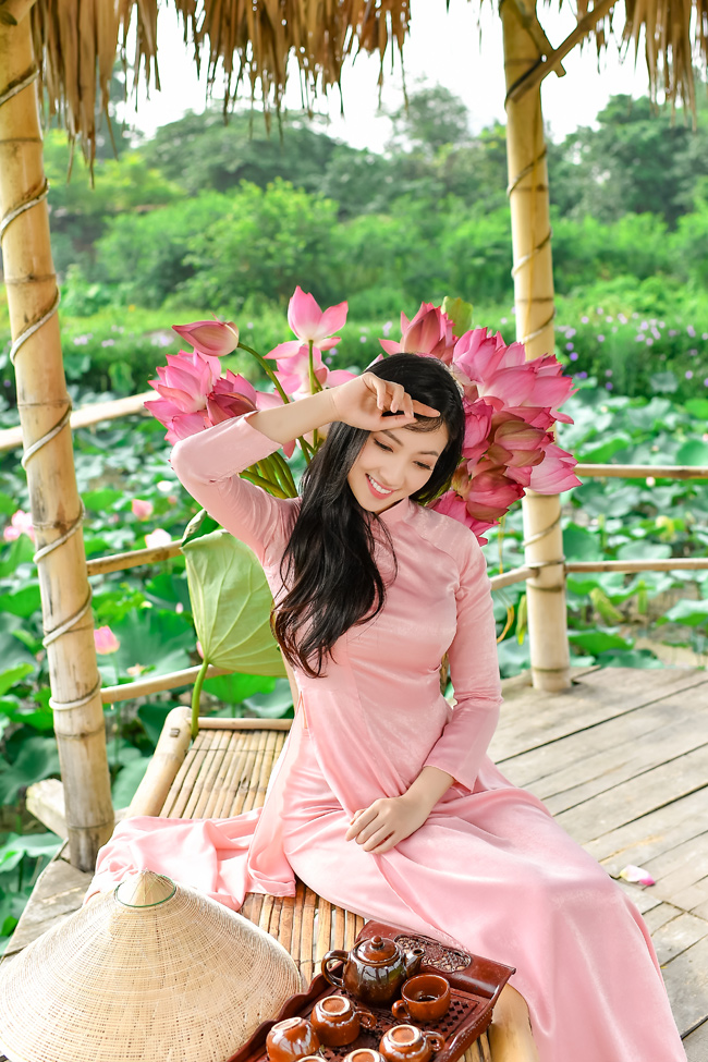 Đối với cô, để tà áo dài bên cạnh hoa sen sẽ tạo nên vẻ đẹp trọn vẹn.&nbsp;