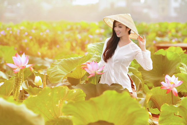 &#34;Mình được khen có vóc dáng thắt đáy lưng ong, từng nhận được rất nhiều lời mời mặc yếm chụp ảnh cùng sen. Nhưng thật sự đối với mình, chỉ có áo dài mới thể hiện trọn vẹn vẻ đẹp của loại hoa này&#34;, Thanh Huyền chia sẻ quan điểm cá nhân.&nbsp;