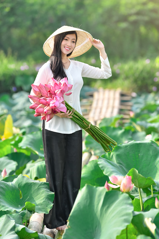 Cô gái đẹp dịu dàng giữa đầm sen thơm ngát.&nbsp;
