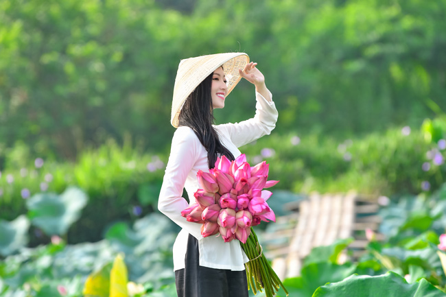 Có lẽ, cô gái nào cũng muốn có được bộ ảnh bên sen đẹp thế này.&nbsp;