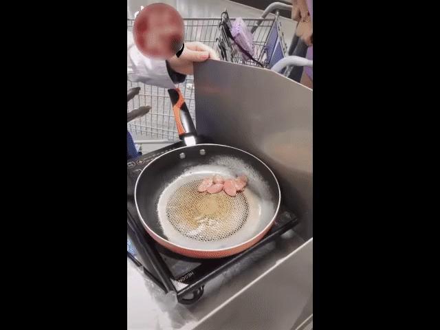 Video Clip Cười - Vẻ mặt của các cô gái khi nhìn thấy đồ ăn