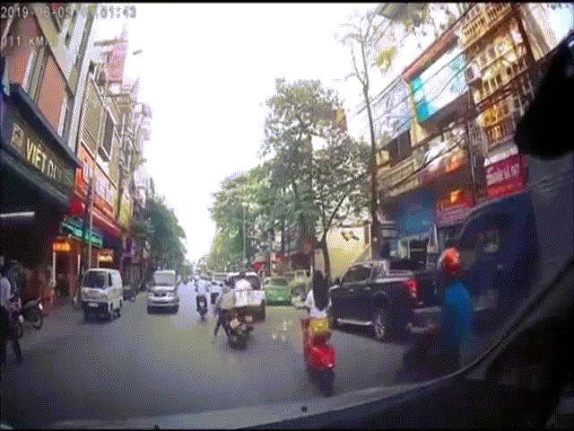 Bạn trẻ - Cuộc sống - Clip: Lao vào đầu ô tô, cô gái may mắn thoát chết trong gang tấc
