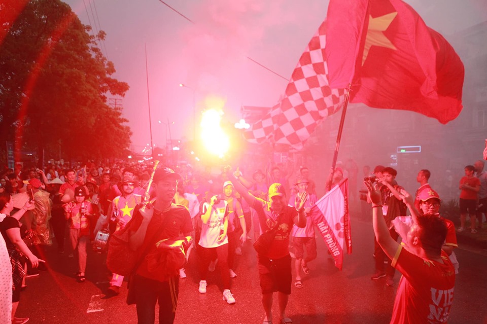 Fan nhuộm sắc đỏ, "khuấy đảo" bên ngoài sân Việt Trì "tiếp lửa" U23 Việt Nam - 9