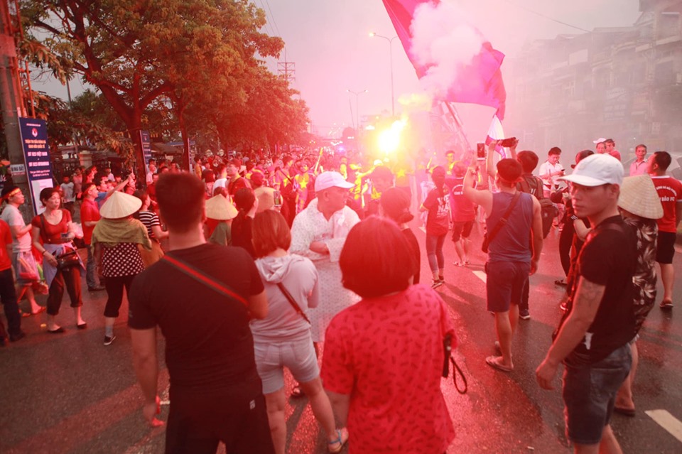 Fan nhuộm sắc đỏ, "khuấy đảo" bên ngoài sân Việt Trì "tiếp lửa" U23 Việt Nam - 10