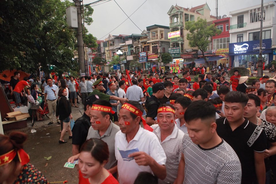 Fan nhuộm sắc đỏ, "khuấy đảo" bên ngoài sân Việt Trì "tiếp lửa" U23 Việt Nam - 13