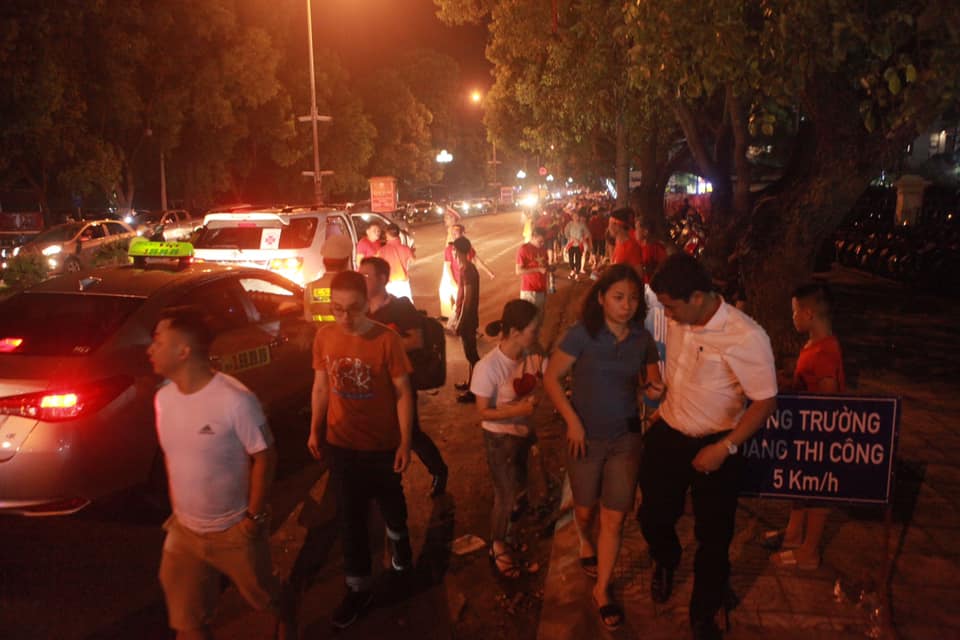 Fan nhuộm sắc đỏ, "khuấy đảo" bên ngoài sân Việt Trì "tiếp lửa" U23 Việt Nam - 14