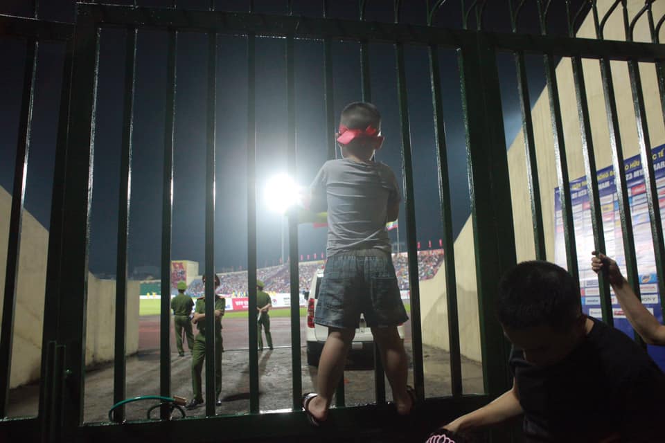 Fan nhuộm sắc đỏ, "khuấy đảo" bên ngoài sân Việt Trì "tiếp lửa" U23 Việt Nam - 16