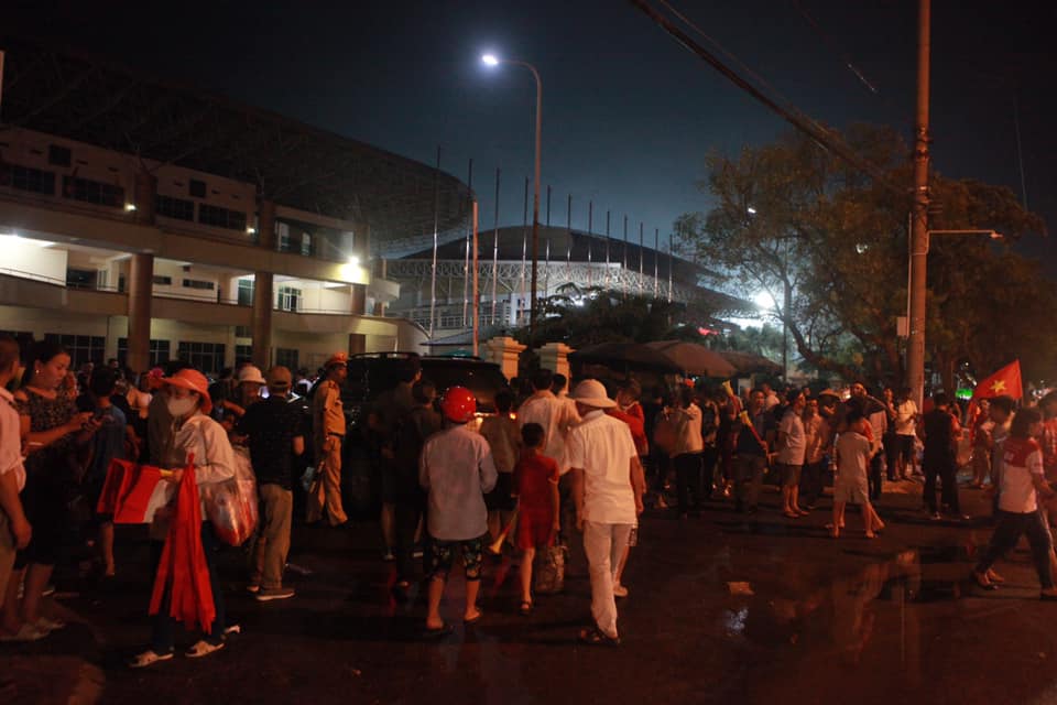 Fan nhuộm sắc đỏ, "khuấy đảo" bên ngoài sân Việt Trì "tiếp lửa" U23 Việt Nam - 15