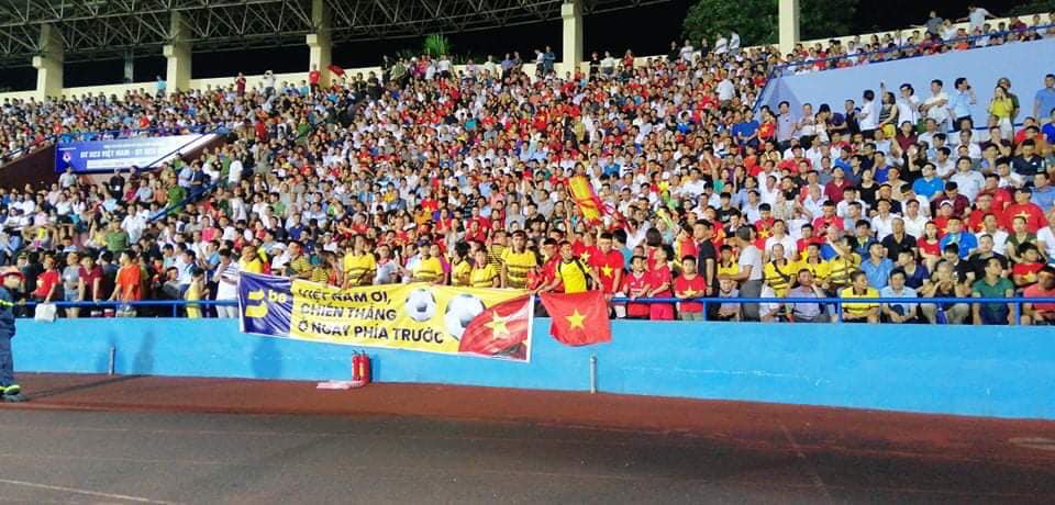 Fan nhuộm sắc đỏ, "khuấy đảo" bên ngoài sân Việt Trì "tiếp lửa" U23 Việt Nam - 17