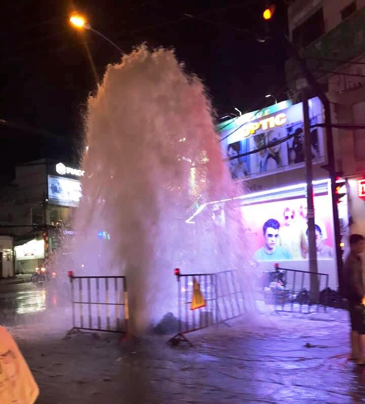 Nguyên nhân không thể ngờ khiến nước phun như vòi rồng trên phố Sài Gòn - 1