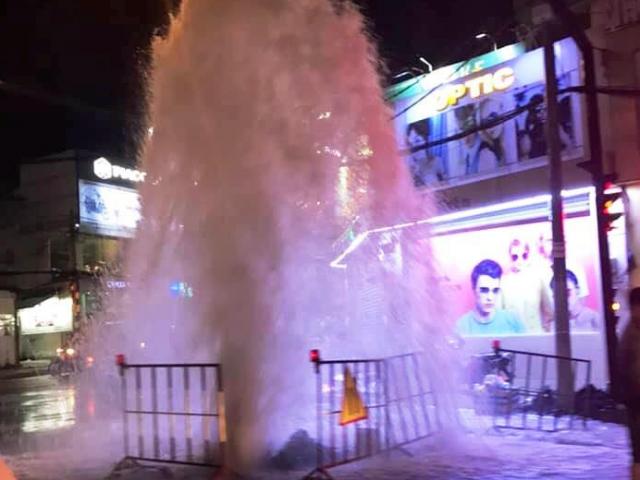 Tin tức trong ngày - Nguyên nhân không thể ngờ khiến nước phun như vòi rồng trên phố Sài Gòn