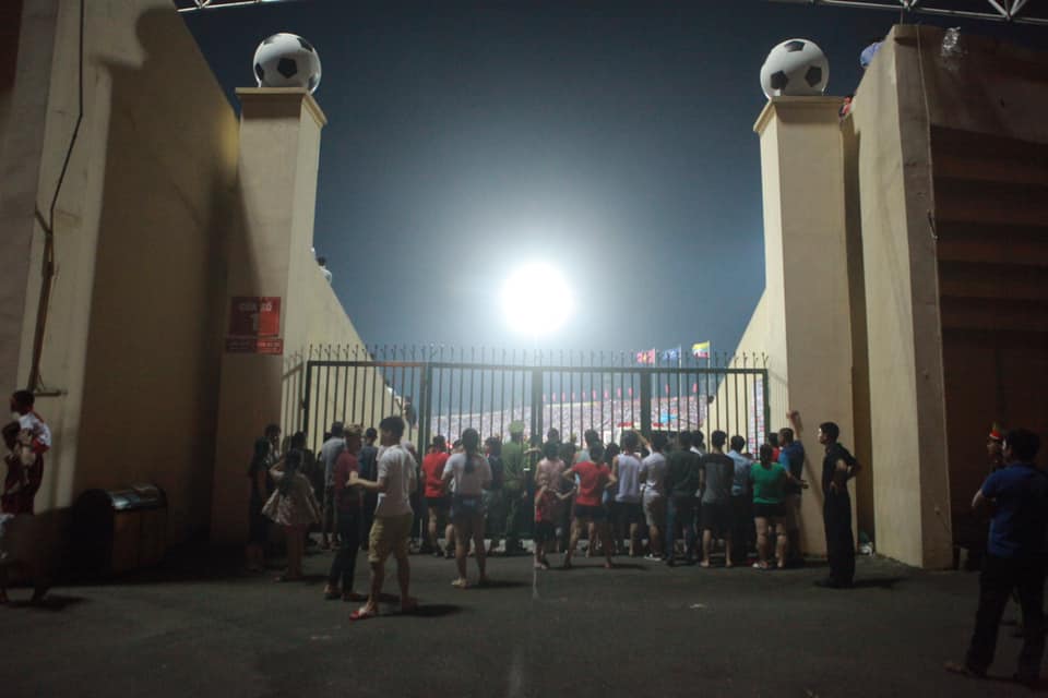 Fan nhuộm sắc đỏ, "khuấy đảo" bên ngoài sân Việt Trì "tiếp lửa" U23 Việt Nam - 19