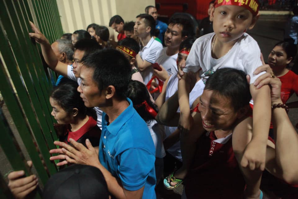 Fan nhuộm sắc đỏ, "khuấy đảo" bên ngoài sân Việt Trì "tiếp lửa" U23 Việt Nam - 20