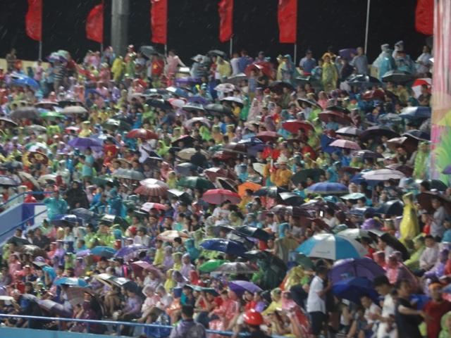 Tin tức trong ngày - Mưa như trút nước, cổ động viên vẫn phủ kín sân Việt Trì tiếp sức U23 VN