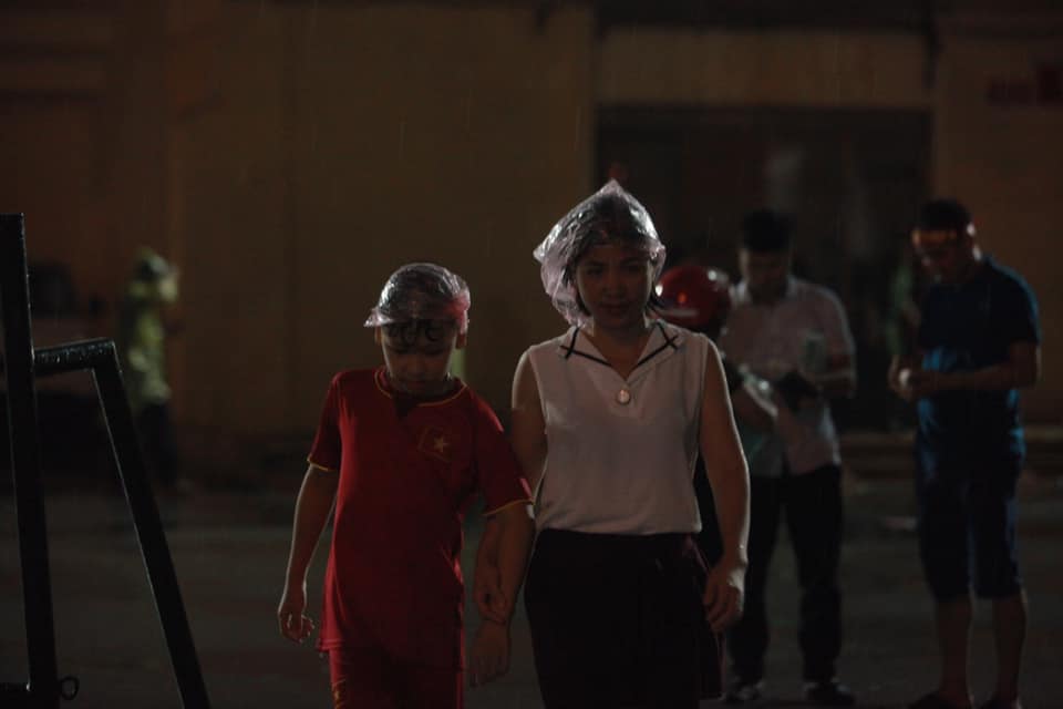 Mưa như trút nước, cổ động viên vẫn phủ kín sân Việt Trì tiếp sức U23 VN - 10