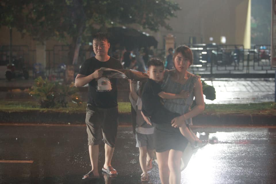 Mưa như trút nước, cổ động viên vẫn phủ kín sân Việt Trì tiếp sức U23 VN - 9