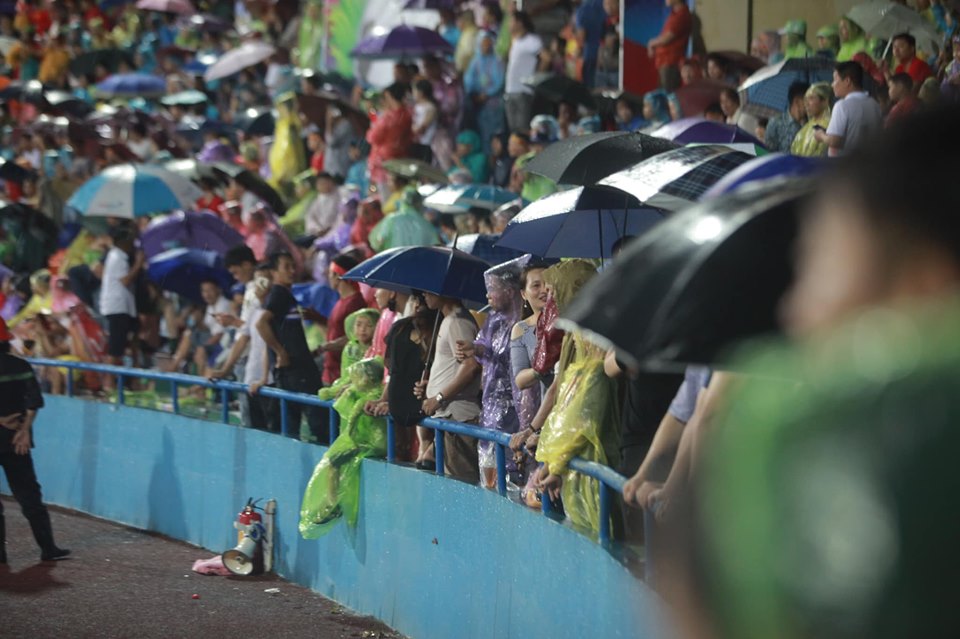 Mưa như trút nước, cổ động viên vẫn phủ kín sân Việt Trì tiếp sức U23 VN - 6