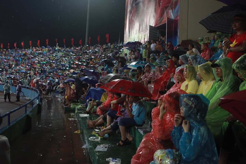 Mưa như trút nước, cổ động viên vẫn phủ kín sân Việt Trì tiếp sức U23 VN - 8