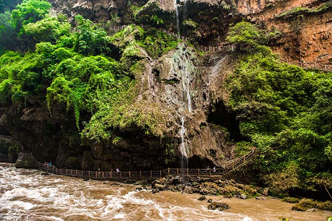 Phần khiến cho nhiều người thích nhất tại hẻm núi này là thác nước. Dù ở khoảng cách xa nhưng du khách có thể nghe thấy tiếng thác nước chảy ầm ầm giữa núi đồi.