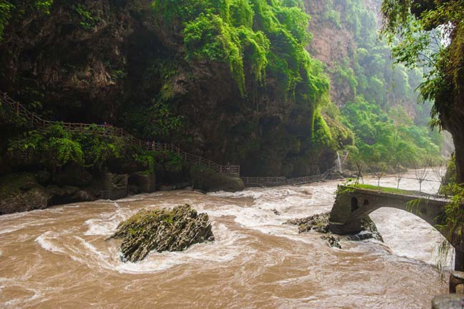 Ước tính có khoảng 30 thác nước tại hẻm núi này, thác lớn nhất tên là Wan Wan, có độ cao 176 mét.
