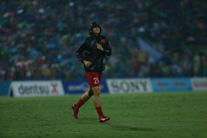 U23 Việt Nam đấu Myanmar: Khán giả cực sung đội mưa ngồi kín sân &#34;tiếp lửa&#34; - 6