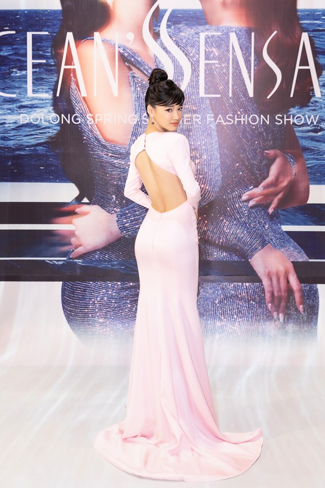 Top đẹp tuần: Nhã Phương vấn tóc Audrey Hepburn, mặc đầm khoét lưng - 2