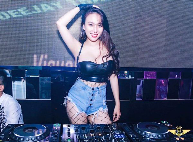 Người đẹp được xếp vào hàng một trong những nữ DJ phồn thực của showbiz Việt.