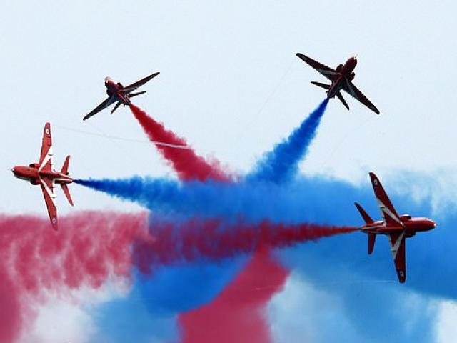 Media - Không quân Hoàng gia Anh trình diễn nhào lộn đẹp mắt trong ngày lễ kỷ niệm