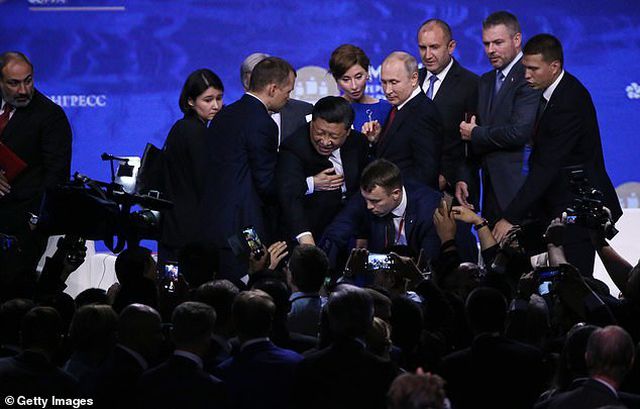 Khoảnh khắc ông Tập Cận Bình suýt ngã khỏi sân khấu trước mặt ông Putin - 1