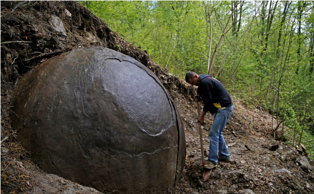 Bí ẩn quả cầu đá khổng lồ trong rừng cấm - 1