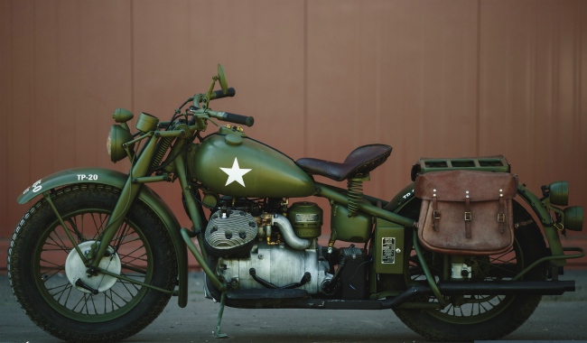 Vào năm 1941, chính phủ Mỹ yêu cầu Harley-Davidson và Indian cùng hợp tác thiết kế một mẫu xe đặc biệt cho quân đội tham chiến ở khu vực Bắc Phi.