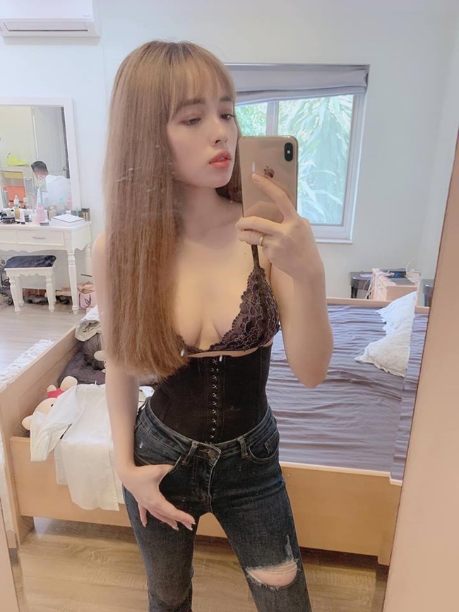 Vốn sở hữu lợi thế ngoại hình, bà xã Lê Hoàng từng gây chú ý vì ăn mặc sexy khi livestream bán hàng và bị chồng "tuýt còi" nhắc nhở.