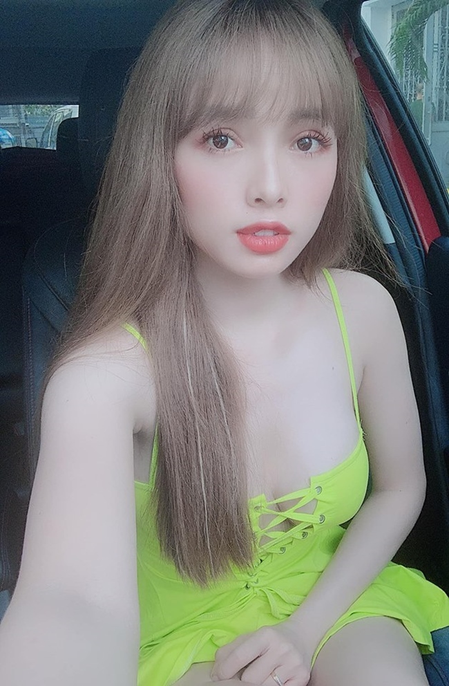 Về phía Lê Hoàng, trong một lần phỏng vấn, nam ca sĩ cho biết, anh vẫn luôn có tư tưởng thoải mái và tin tưởng vợ. &#34;Nhưng nếu mọi người thấy gợi cảm quá mức thì tôi sẽ nói Huê đăng hình không gợi cảm hoặc hình của tôi lên&#34;, trưởng nhóm The Men nói.