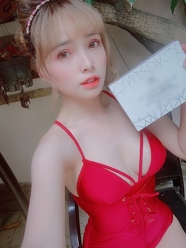 Tuy chồng là ca sĩ nổi tiếng, nhưng Việt Huê vẫn không thích sống dựa dẫm vào Lê Hoàng. Cô tự nhập hàng và kinh doanh các sản phẩm làm đẹp, thẩm mỹ dành cho chị em phụ nữ.