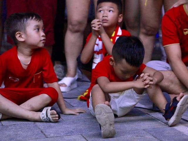 Tin tức trong ngày - Tuyển Việt Nam về nhì King's Cup, nghìn CĐV rưng rưng tiếc nuối