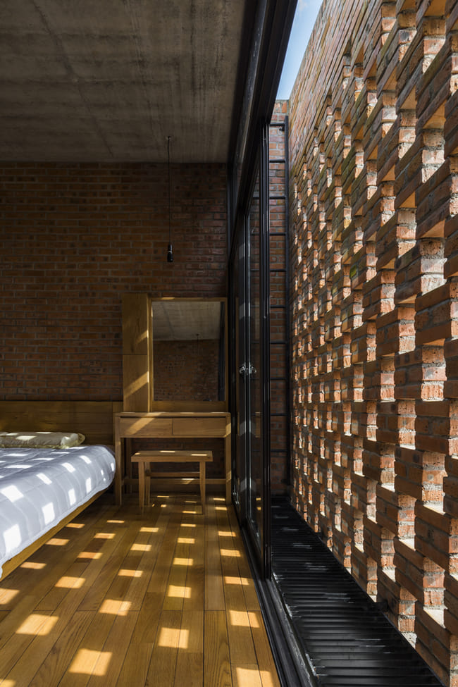 Căn phòng đơn giản với thiết kế từ gạch và gỗ
